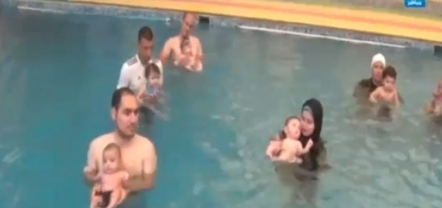 تعليم الأطفال السباحة