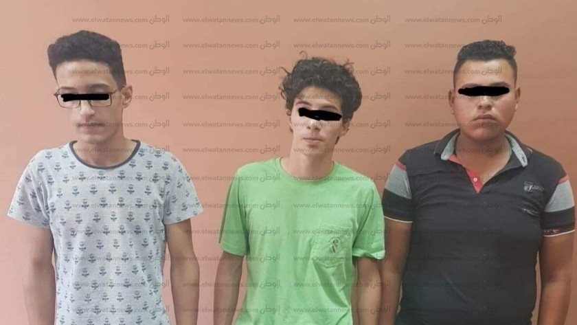 المتهمين الثلاثة بعد إلقاء القبض عليهم