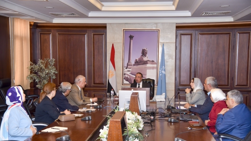 محافظ الإسكندرية خلال الاجتماع