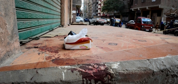 آثار الدماء أمام متجر الخمور في العمرانية
