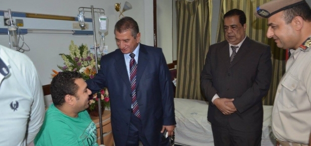 محافظ كفرالشيخ ومدير الأمن في زيارة لرئيس مباحث دسوق بعد إصابته
