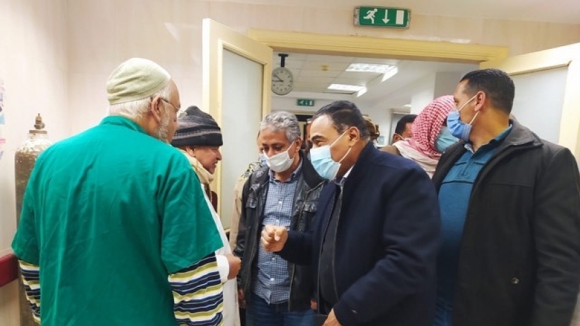 اللواء خالد شعيب محافظ مطروح خلال متابعته المصابين بحادث سيوة داخل مستشفى سيوة المركزى