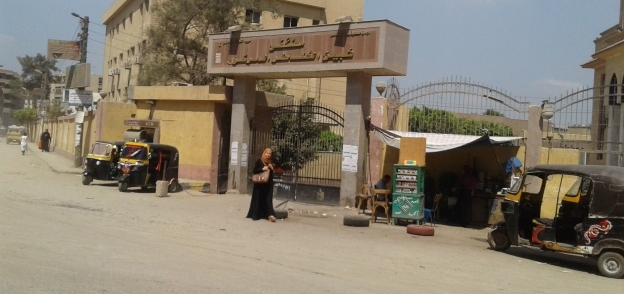 مستشفى شبين القناطر يغلق العيادات قبل مواعيدها الرسمية