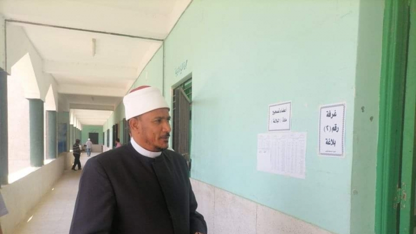 رئيس منطقة كفر الشيخ الأزهرية خلال تفقده مركز تصحيح الشهادة الثانوية الأزهرية