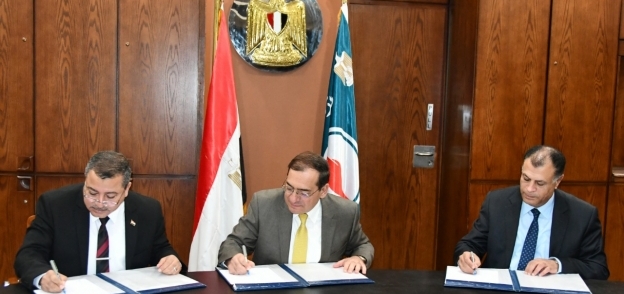 وزير البترول خلال توقيع الاتفاقيات
