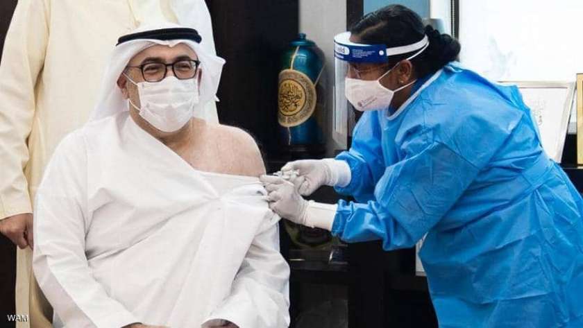 وزير الصحة الإماراتي يتلقي الجرعة الأولى من لقاح كورونا