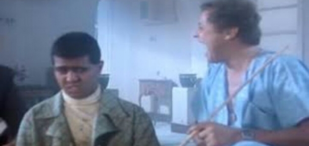 "محمود عبدالعزيز" مع وكيل الخبراء في فيلم "الكيف"
