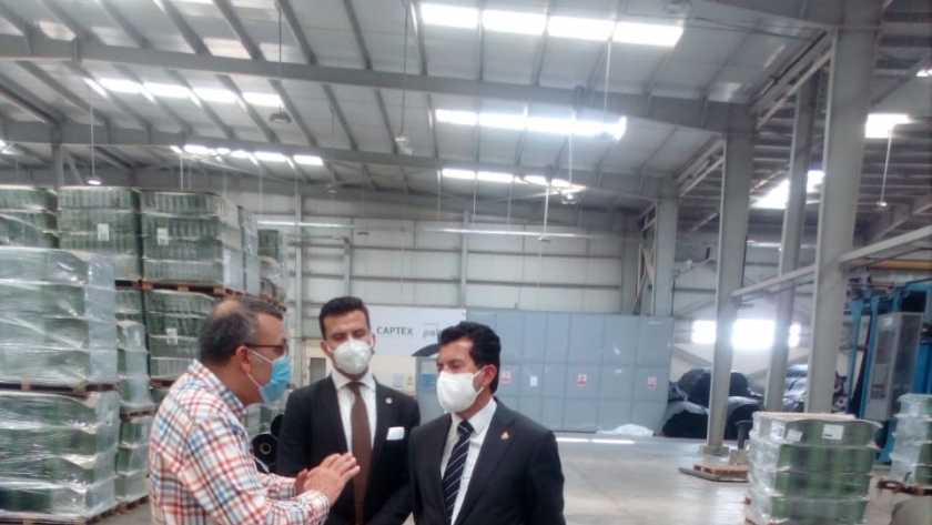وزير الشباب خلال زيارته لمصنع النجيل الصناعي