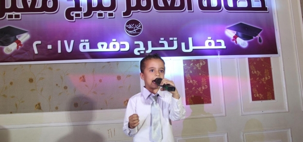 الطفل محمد خلال غناءه قصائد هشام الجخ فى كفر الشيخ