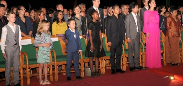 «أنجلينا» وأطفالها الستة فى العرض الخاص للفيلم