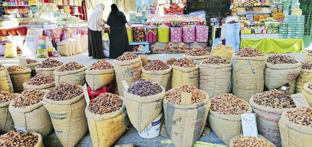 سوق البلح فى الساحل لايزال يعرض بضاعته