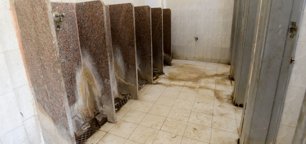 حمامات مدرسة صلاح سالم تعانى من الإهمال