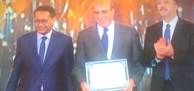 الإعلامى محمد العمرى اثناء تسلم الجائزة