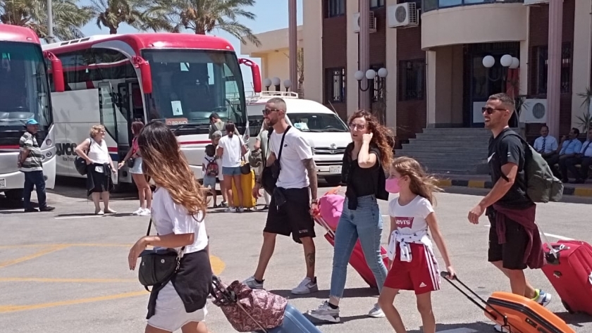 سياح أجانب خلال وصولهم لأحد المطارات المصرية أمس