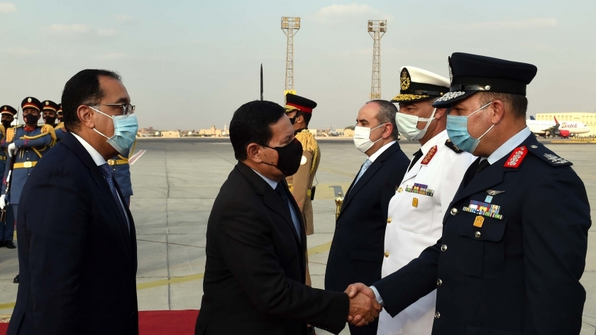 مدبولي يستقبل نائب الرئيس البرازيلي بمطار القاهرة (صور)
