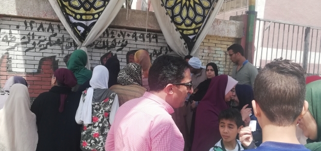 زحام أمام مدرسة سيناء بشبرا الخيمة