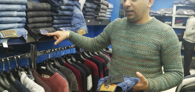 عامل يبيع المنتجات المصرية داخل أحد المحال