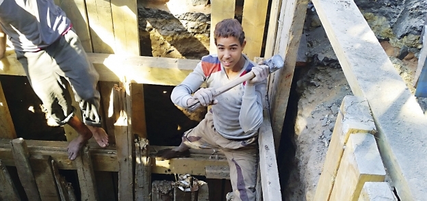 محمود يعمل مرتدياً ملابس خفيفة رغم الطقس السيئ