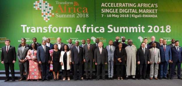 وزير الاتصالات يتوسط المشاركين فى قمة "لتحول افريقيا 2018"