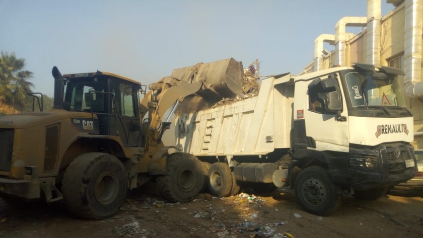 إزالة تراكمات القمامة في القاهرة