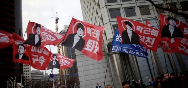 الحزب الحاكم في كوريا الجنوبية يدعم استقالة الرئيس بارك في أبريل