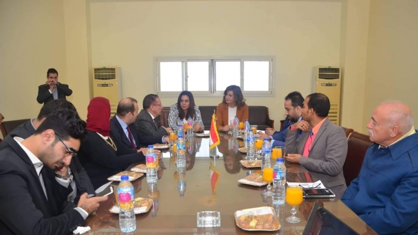 وزيرة الهجرة ومحافظ دمياط تعقدان اجتماعا مع مستثمرين مصريين وأجانب