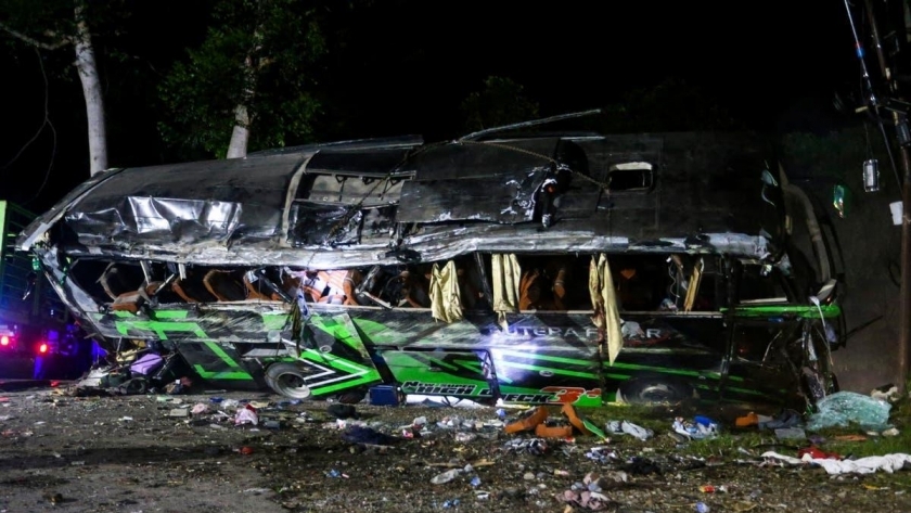 حادث انقلاب حافلة في إندونيسيا