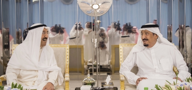 أمير الكويت خلال لقائه بالملك «سلمان» فى الرياض لبحث احتواء الأزمة «أ. ف. ب»