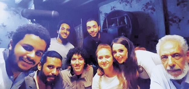 راندا حافظ مع نيللى كريم ونبيل الحلفاوى فى كواليس مسلسل «لأعلى سعر»