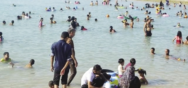 مواطنون هربوا من حرارة الجو إلى شواطئ الغردقة