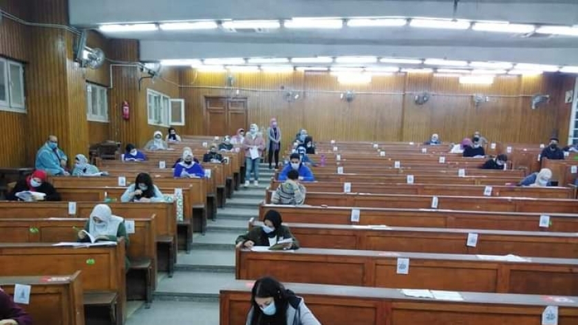 التباعد الاجتماعي أبرز اجراءات امتحانات الجامعات في التيرم الثاني