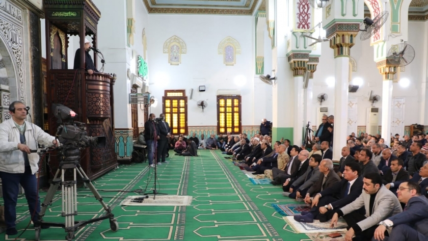 وزير الأوقاف ومحافظ بني سويف يؤديان صلاة الجمعة في مسجد عمر بن عبد العزيز