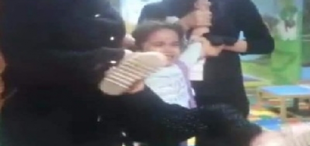 الفيديو المتداول الذى يظهر تعذيب طفل داخل حضانة فى الإسكندرية
