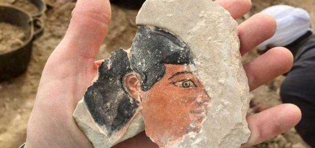 نقش على لوحة حجرية عثر عليها داخل إحدى المقابر فى منطقة «اللشت» الأثرية
