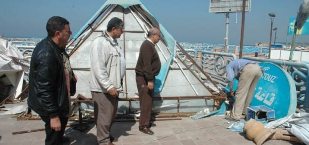 إزالة الحواجز الحديدية من الشواطئ بالإسكندرية