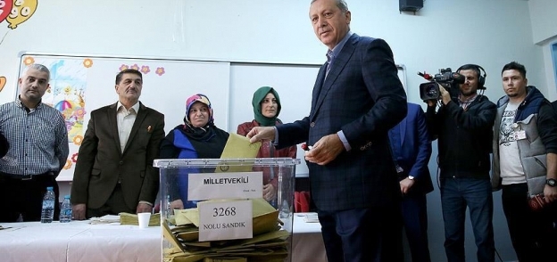 أردوغان أثناء تصويته