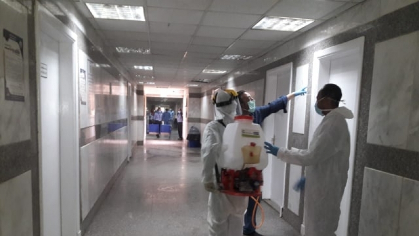 تطهير مستشفى اسوان الجامعي بعد اكتشاف حالة كورونا بين المرضى