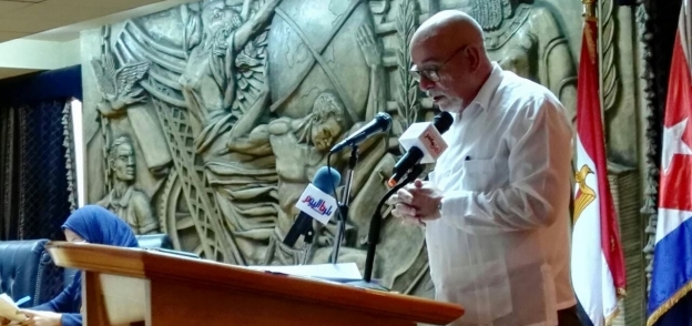 السفير الكوبي متحدثا في ندوة الصحفيين