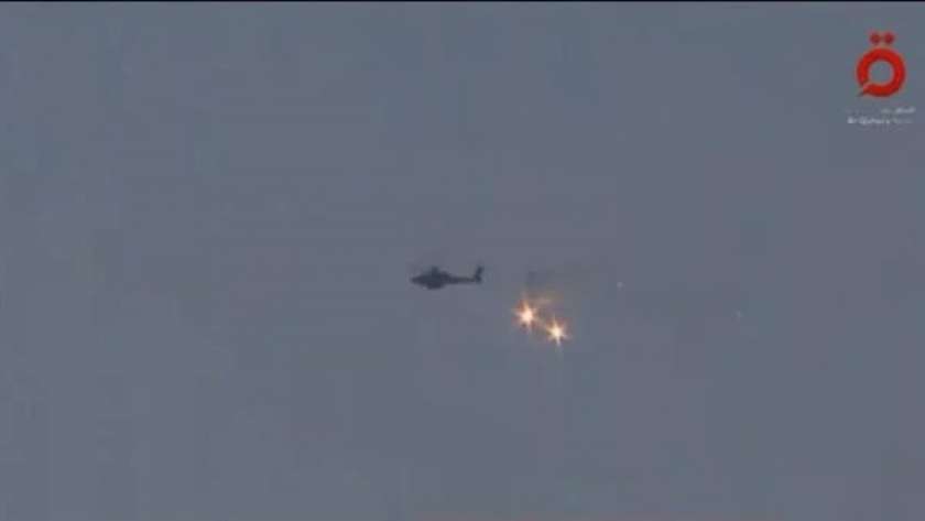طائرة أباتشي تطلق صواريخها على قطاع غزة