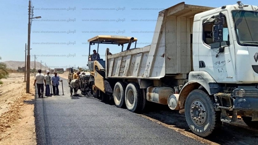 بدء تنفيذ الرصف في الخطة الاستمثارية الجديدة بمركزي ساحل سليم وأبنوب