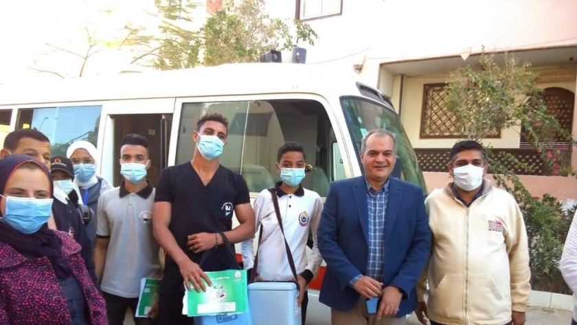 الدكتور تامر مرعي مع الطاقم الطبي لحملة تطعيم شلل الأطفال