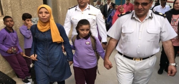 ابنة شهيد فى طريقها للمدرسة بصحبة لواء شرطة
