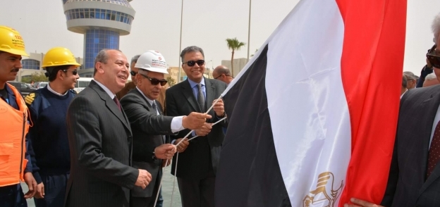 محافظ دمياط ووزيرا النقل والبترول يرفعون العلم المصرى على قاطرتين