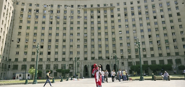 السيسي" يكلف الحكومة بإخلاء القاهرة من الوزارات  في 2020