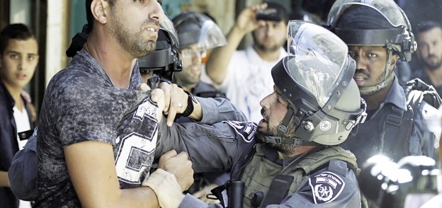 مواجهات مستمرة بين الفلسطينيين وقوات الاحتلال فى «الأقصى»