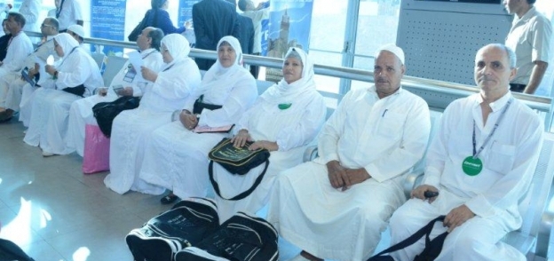 حجاج مصريون اثناءتواجدهم بالمطار استعدادا للسفر للحج "أرشيفية"