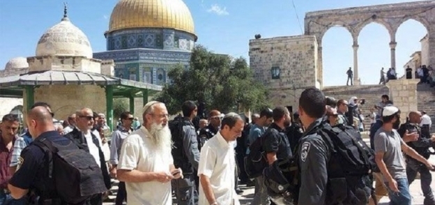 المستوطنون اليهود يستأنفون اقتحامهم للمسجد الأقصى