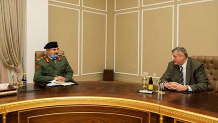 القائد العام للجيش الوطني الليبي المشير خليفة حفتر«يسار» خلال اجتماع مع مبعوث الأمم المتحدة إلى ليبيا يان كوبيش «يمين»