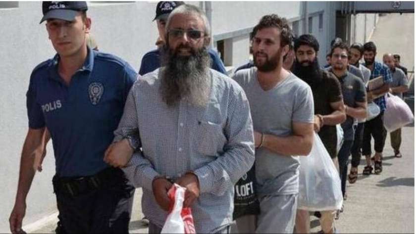 محمود أوزدن لدى اعتقاله في تركيا عام 2018 قبل إطلاق سراحه