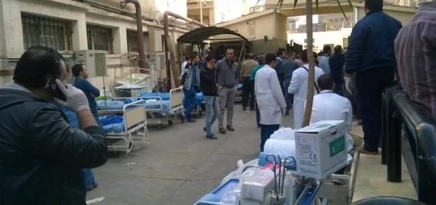 أطباء مستشفى الدمرداش أمام باب الطوارئ